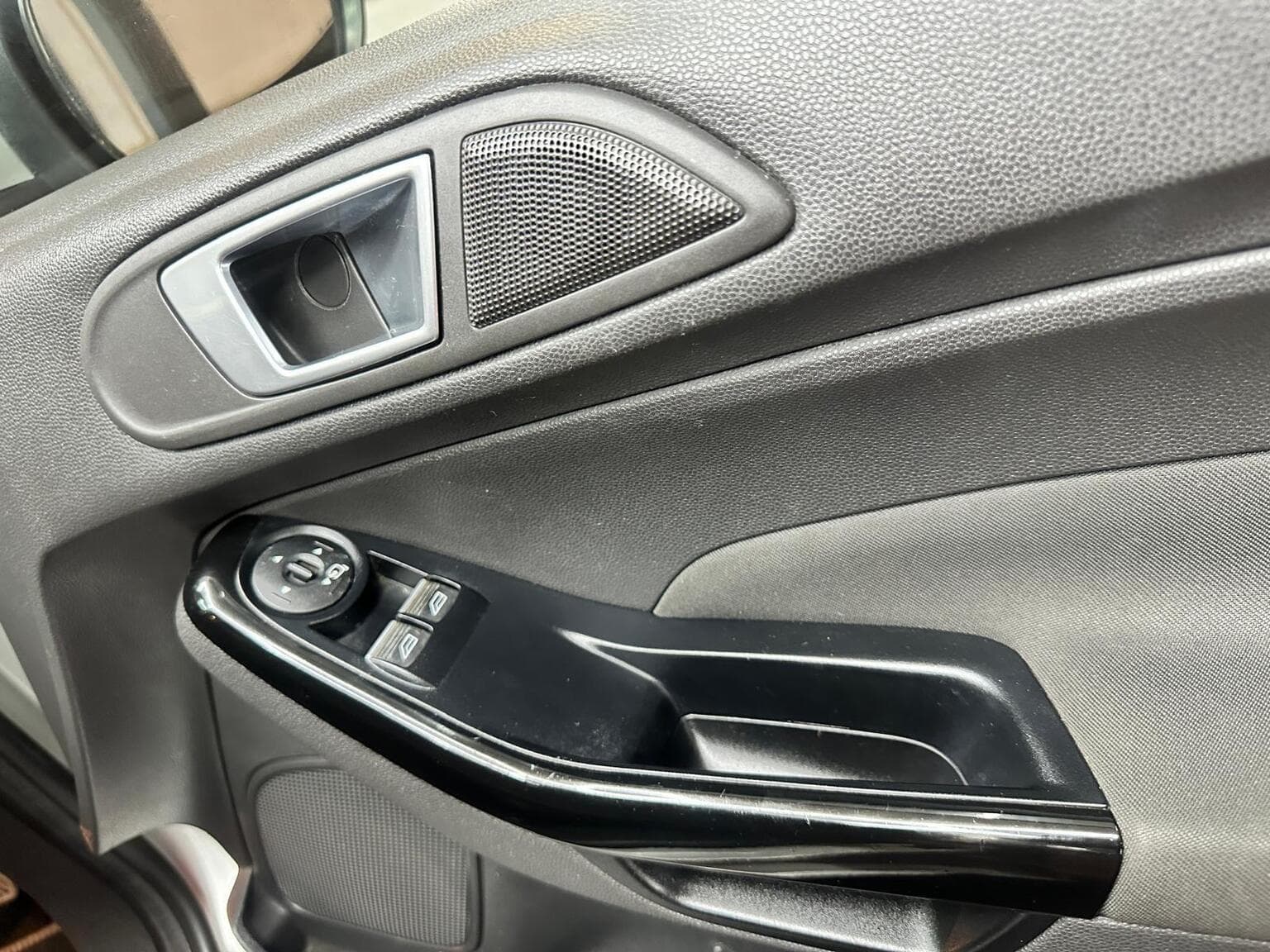Ford Fiesta 1.0T EcoBoost Titanium Euro 6 (s/s) 5dr — photo 23
