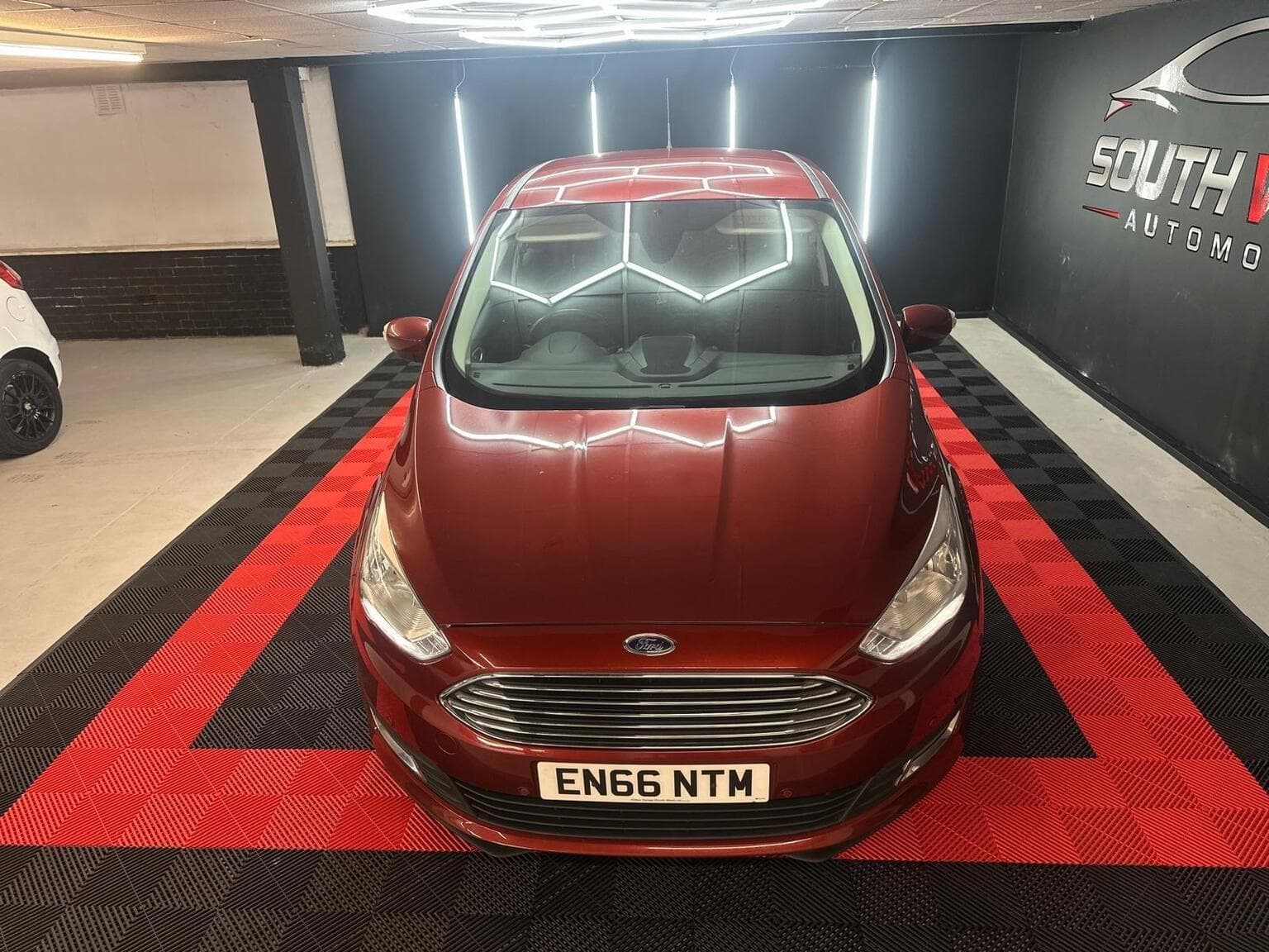 Ford C-Max 1.0T EcoBoost Titanium Euro 6 (s/s) 5dr (Nav) — photo 6