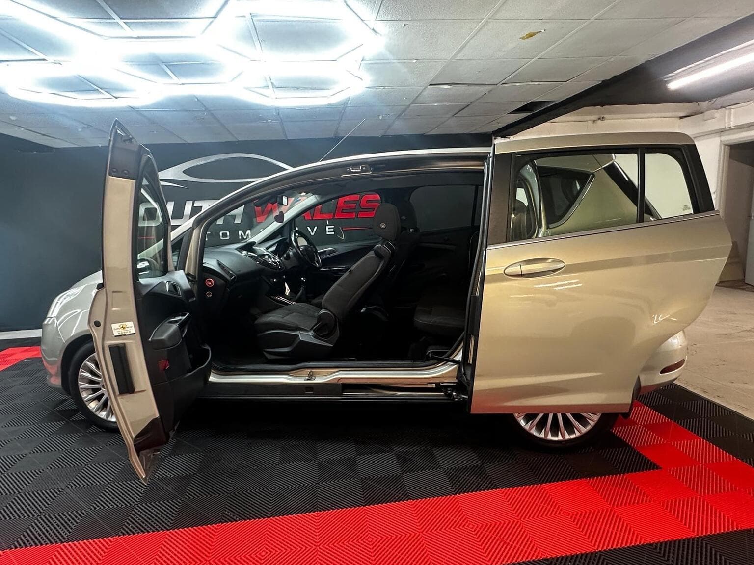 Ford B-Max 1.6 TDCi Titanium Euro 5 5dr — photo 25