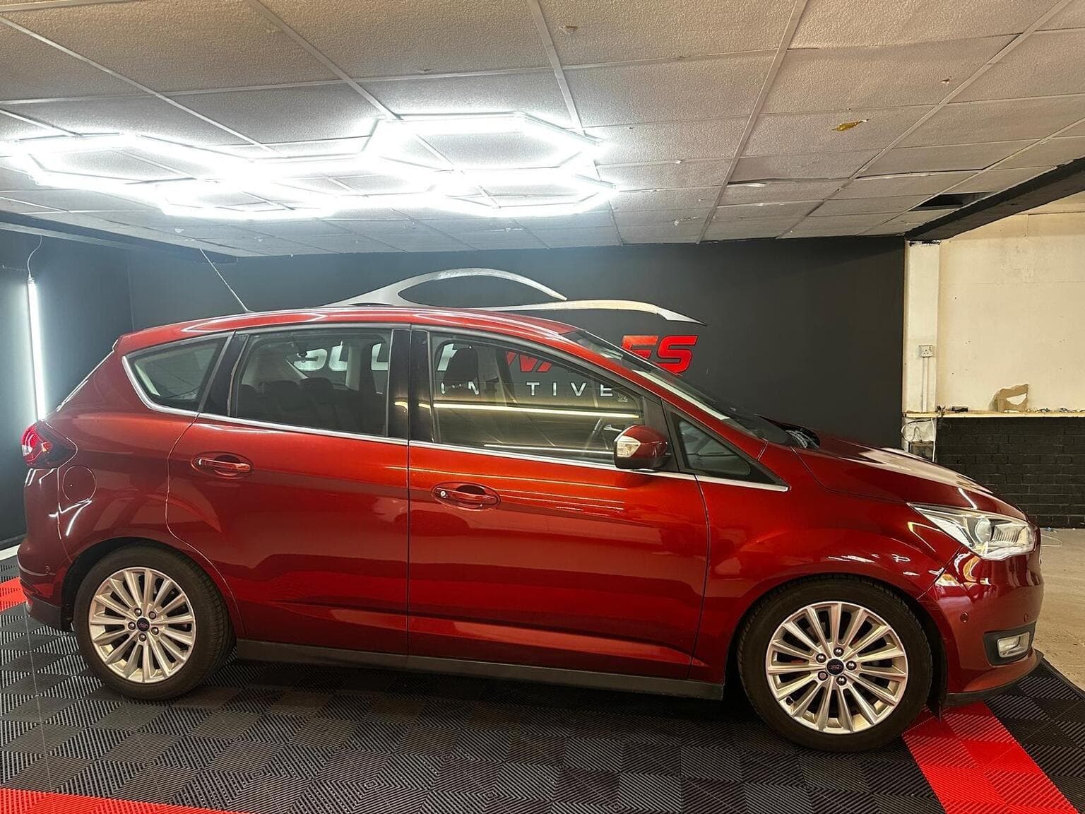 Ford C-Max 1.0T EcoBoost Titanium Euro 6 (s/s) 5dr (Nav) — photo 10