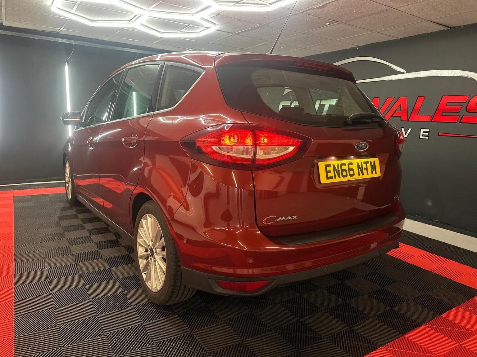 Ford C-Max 1.0T EcoBoost Titanium Euro 6 (s/s) 5dr (Nav) — photo 4
