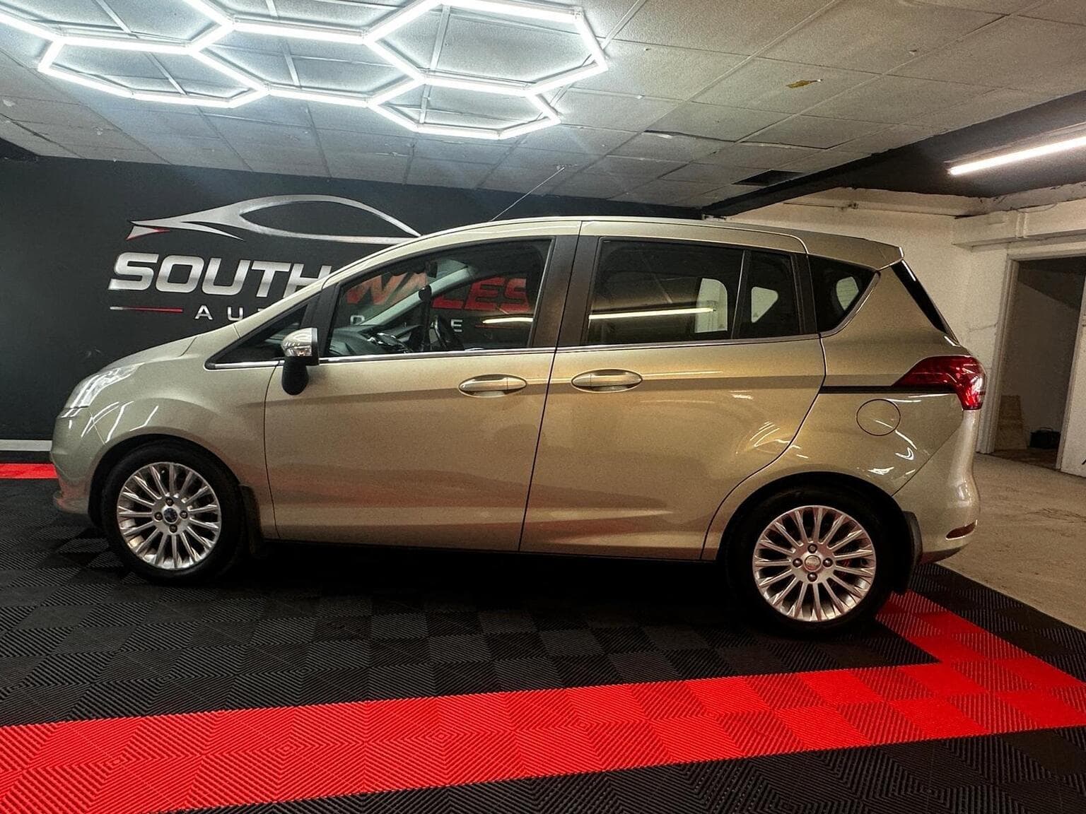 Ford B-Max 1.6 TDCi Titanium Euro 5 5dr — photo 4