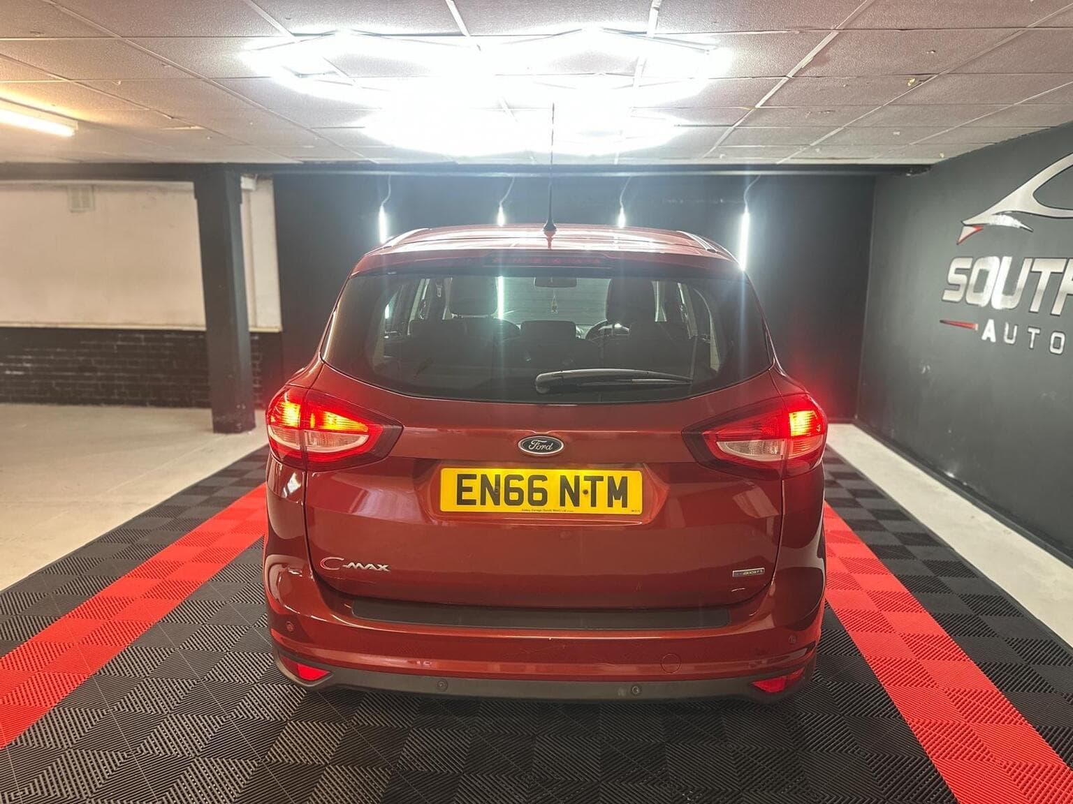 Ford C-Max 1.0T EcoBoost Titanium Euro 6 (s/s) 5dr (Nav) — photo 9