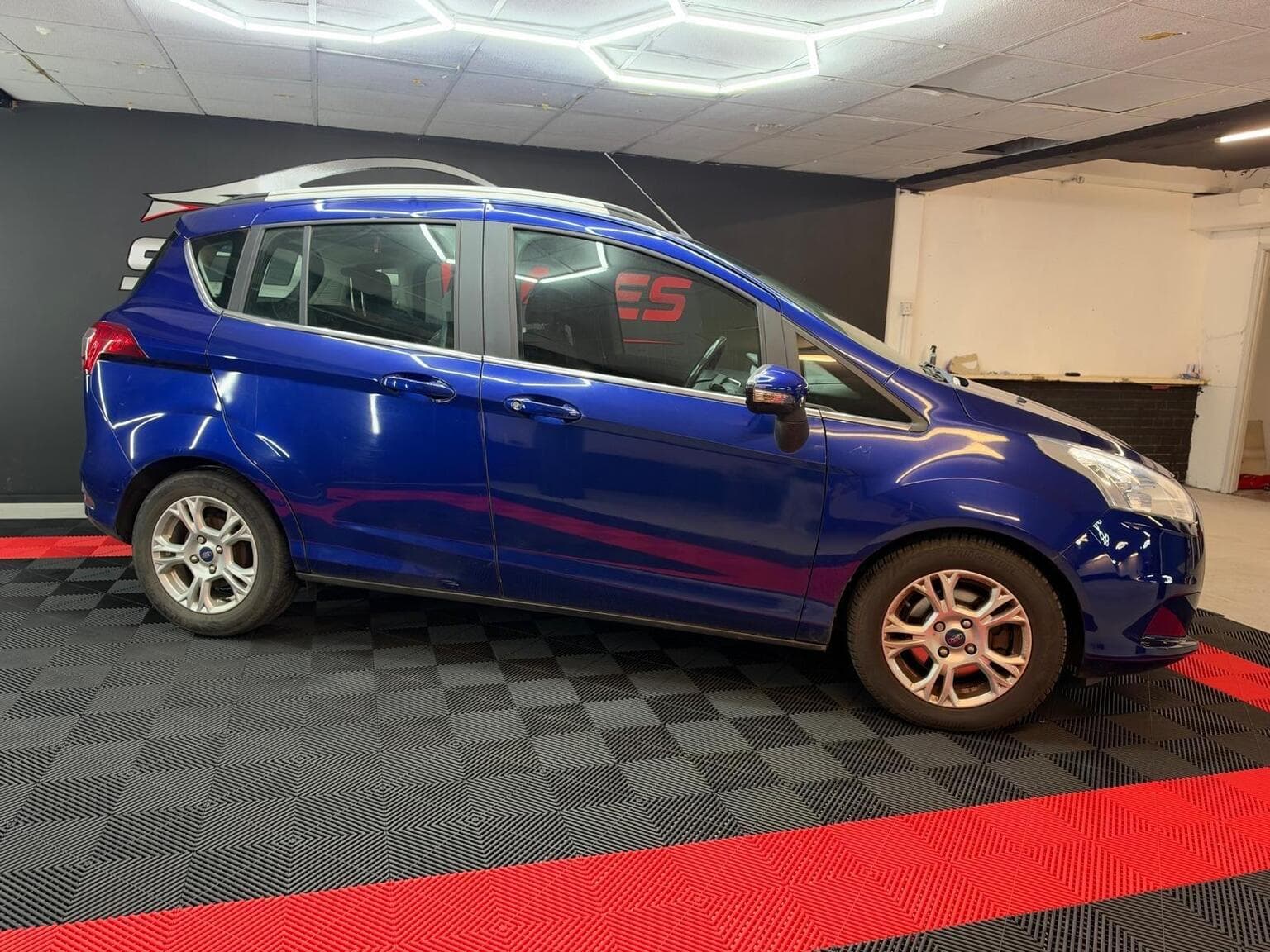 Ford B-Max 1.0T EcoBoost Zetec Euro 5 5dr — photo 14