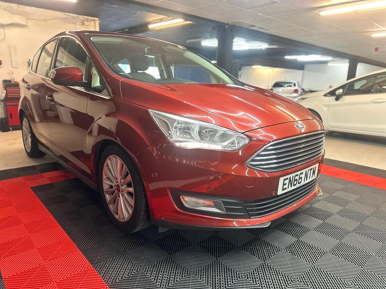 Ford C-Max 1.0T EcoBoost Titanium Euro 6 (s/s) 5dr (Nav) — photo 2