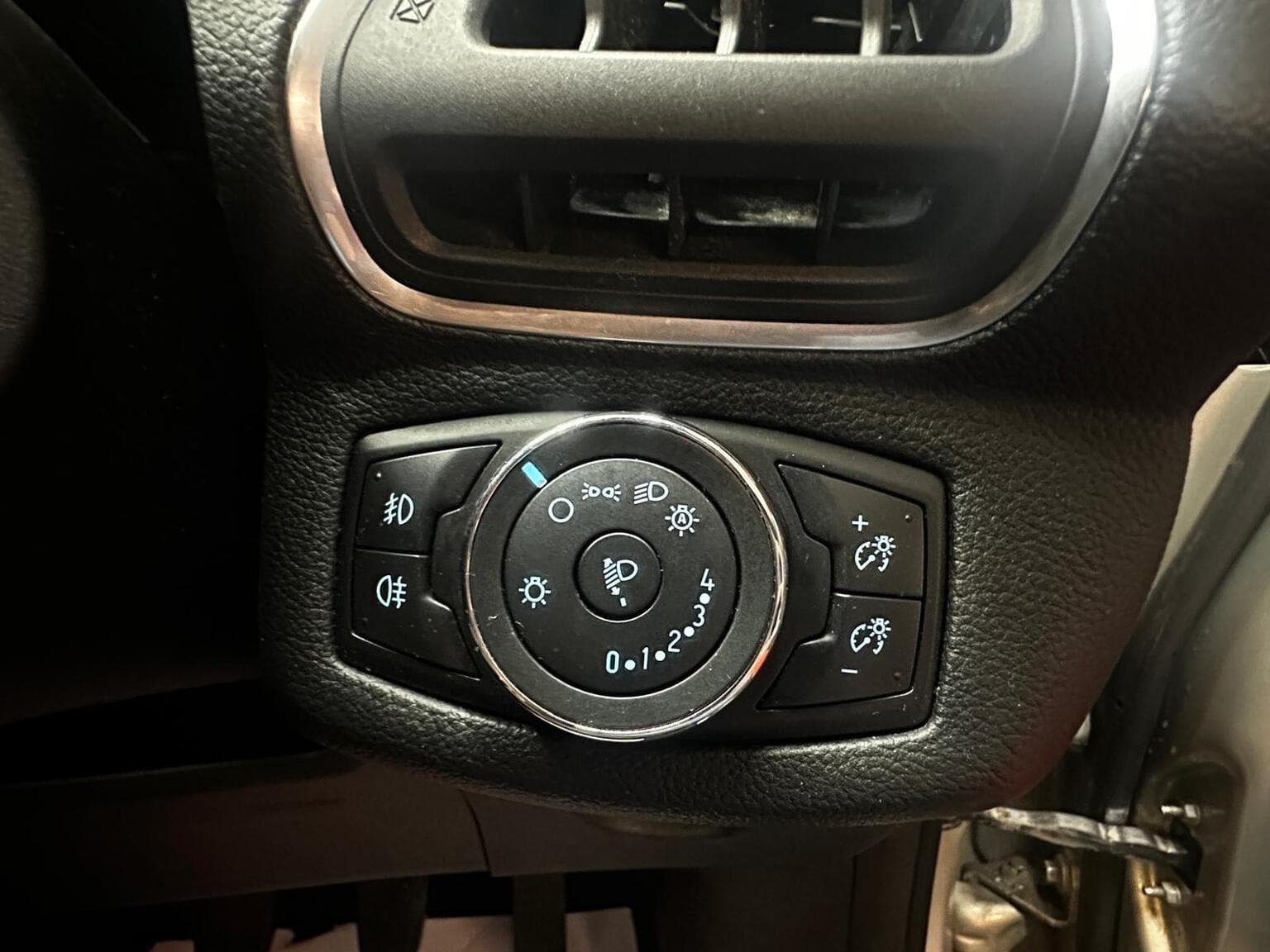 Ford B-Max 1.6 TDCi Titanium Euro 5 5dr — photo 11
