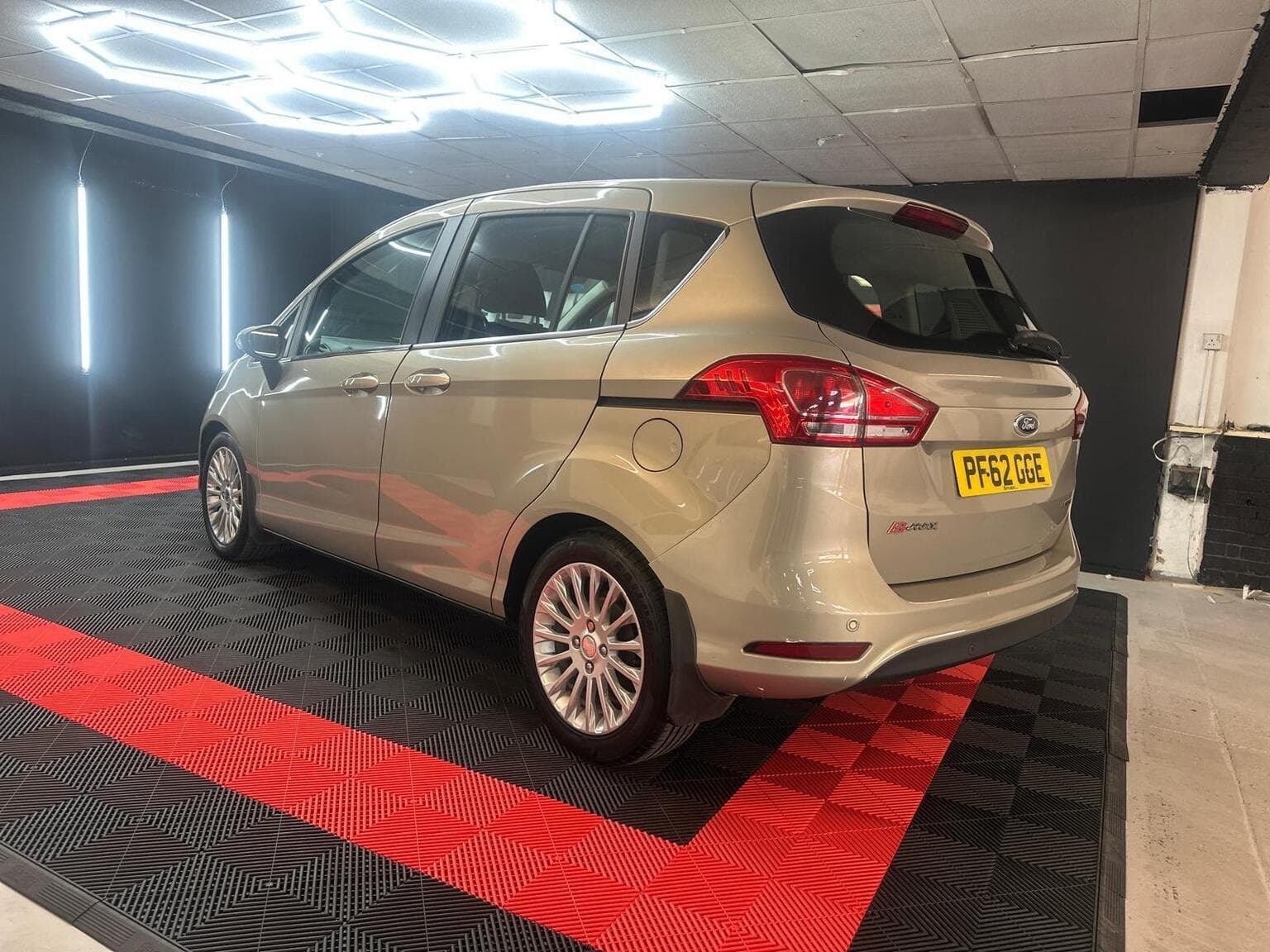 Ford B-Max 1.6 TDCi Titanium Euro 5 5dr — photo 3