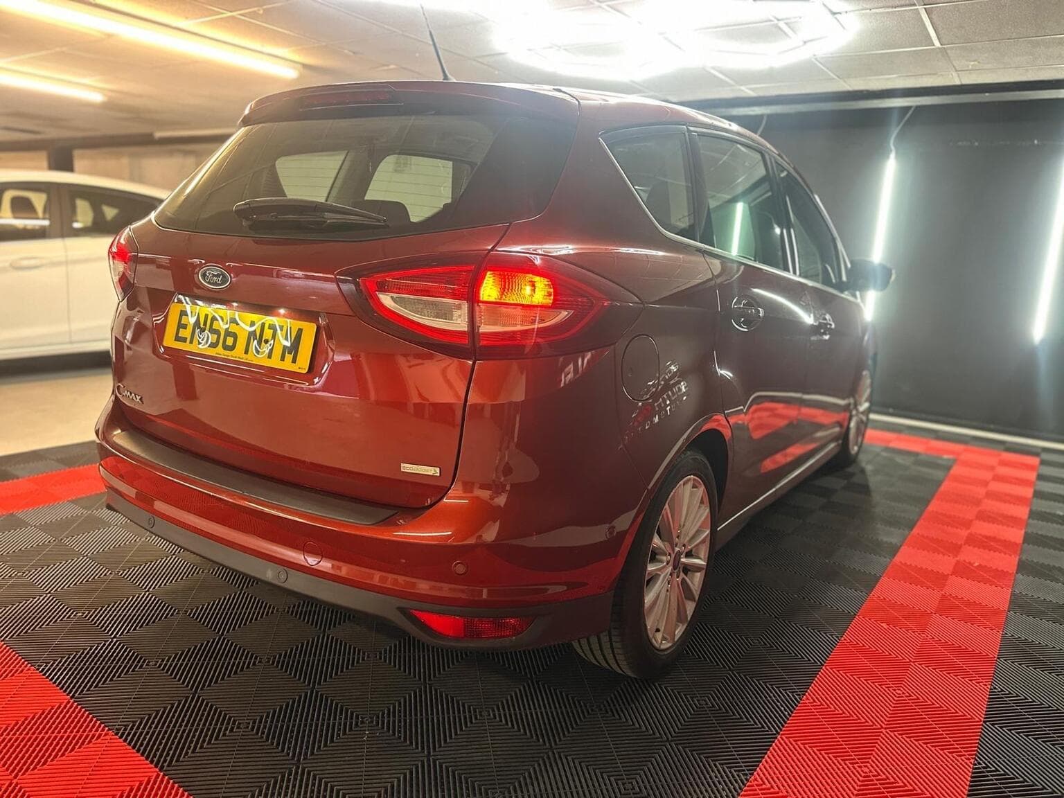 Ford C-Max 1.0T EcoBoost Titanium Euro 6 (s/s) 5dr (Nav) — photo 11