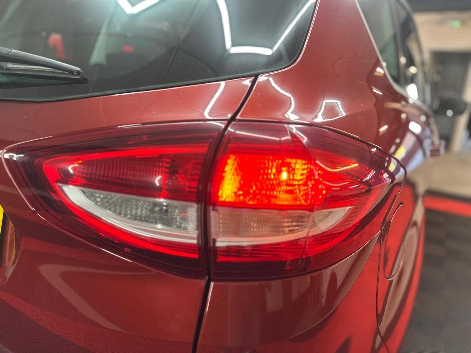 Ford C-Max 1.0T EcoBoost Titanium Euro 6 (s/s) 5dr (Nav) — photo 31