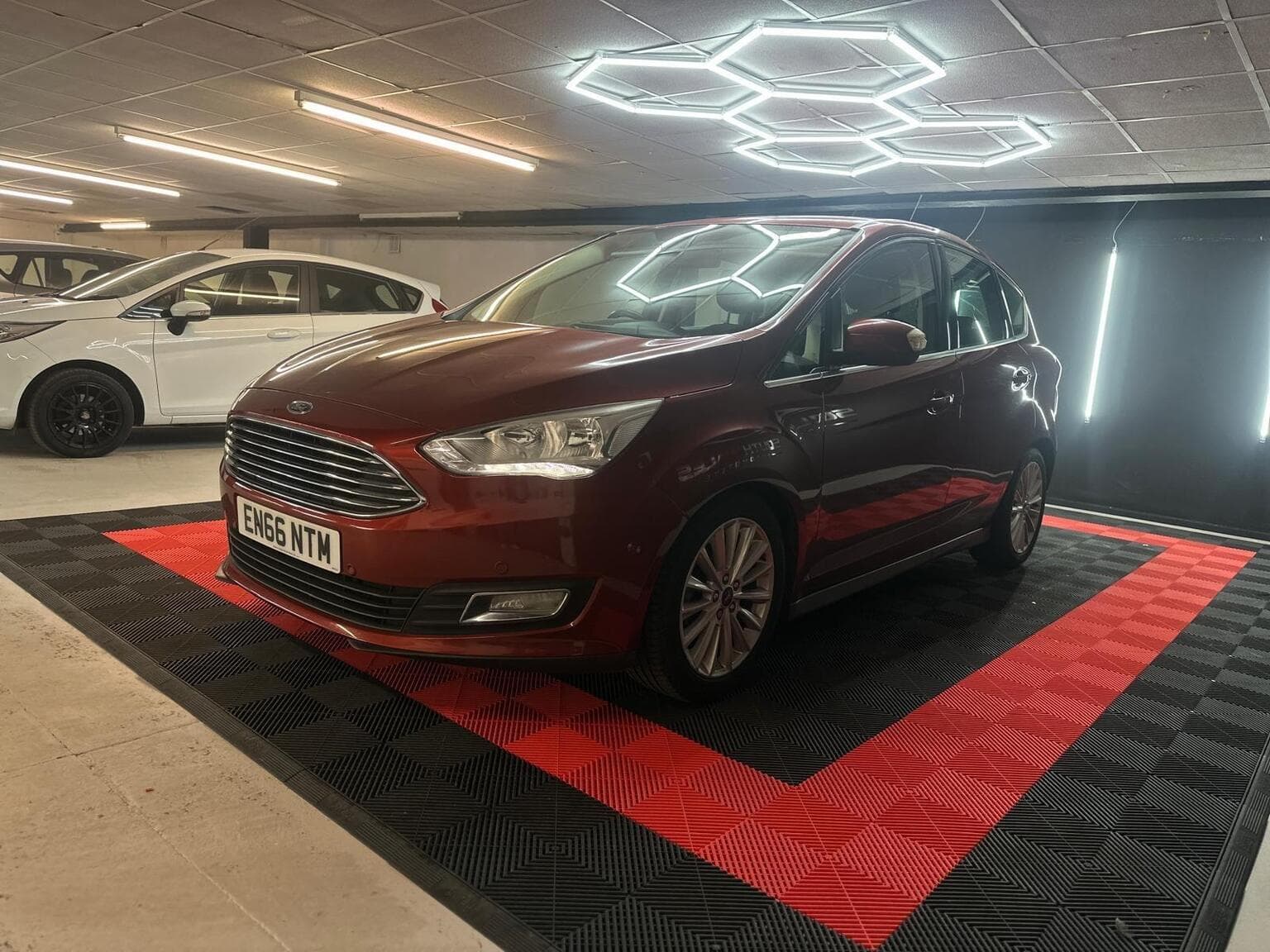 Ford C-Max 1.0T EcoBoost Titanium Euro 6 (s/s) 5dr (Nav) — photo 8