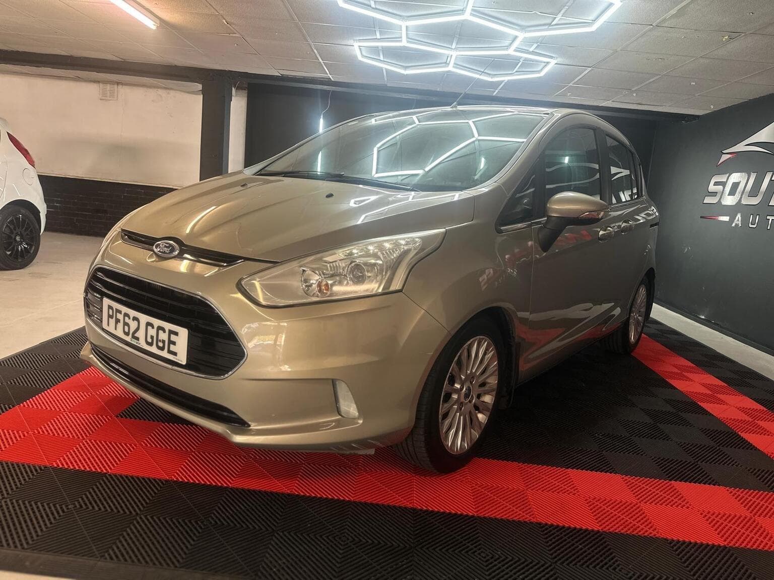 Ford B-Max 1.6 TDCi Titanium Euro 5 5dr — photo 22